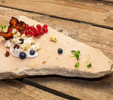 Lody bekonowe z chipsem wieprzowym z syropem klonowym i popcornem, w aromacie wędzonki Lody bekonowe z chipsem wieprzowym z syropem klonowym i popcornem, w aromacie wędzonki