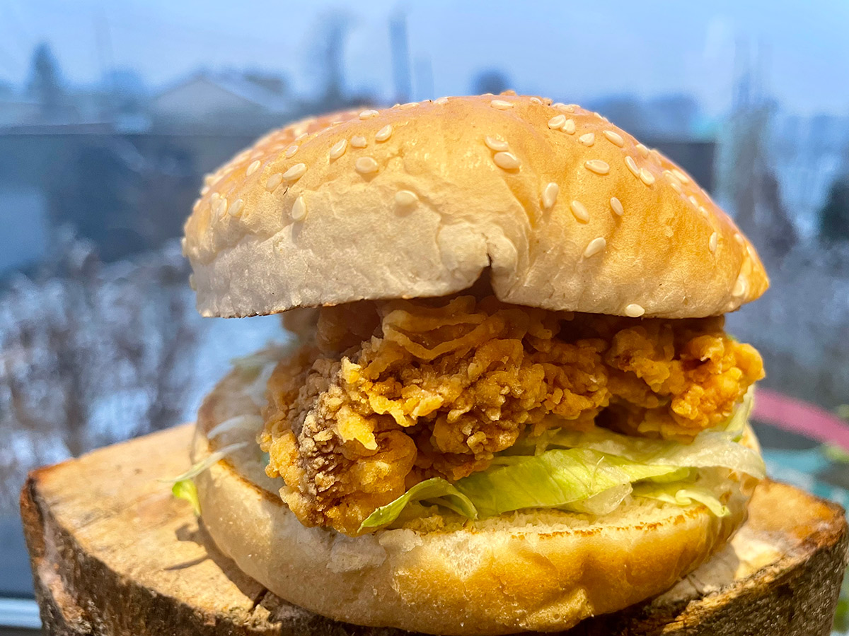 Domowy burger z chrupiącym kurczakiem - przepis Piotra Ogińskiego Domowy burger z chrupiącym kurczakiem - przepis Piotra Ogińskiego