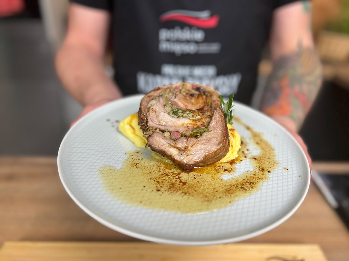 Pieczona rolada z karkówki faszerowana pieczarkami - przepis Piotra Ogińskiego Pieczona rolada z karkówki faszerowana pieczarkami - przepis Piotra Ogińskiego