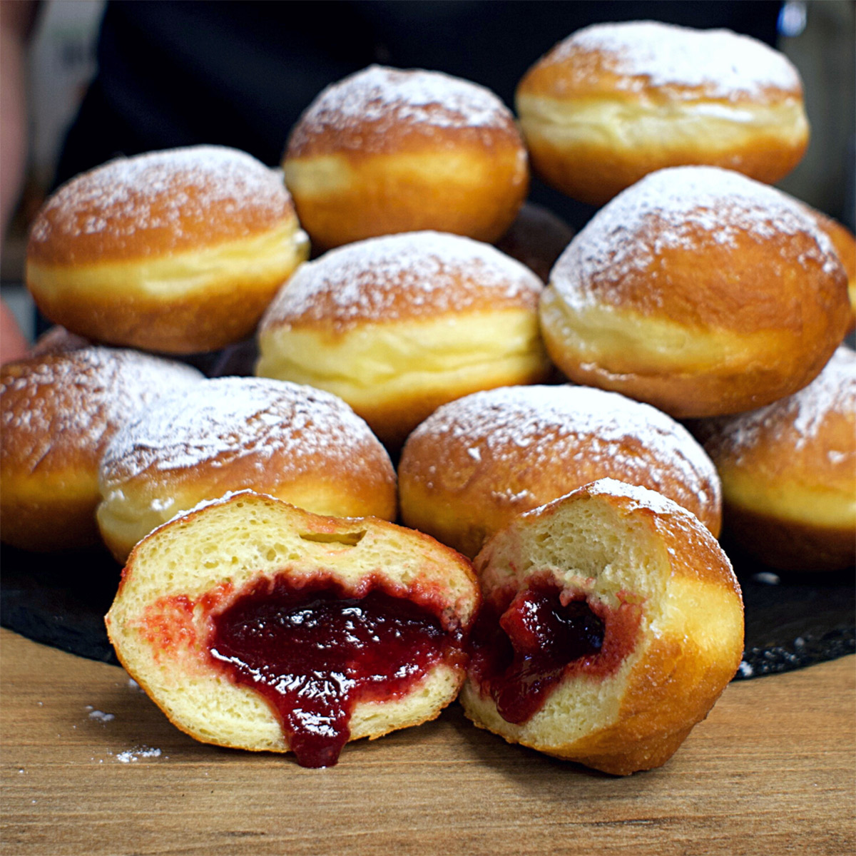Pączki smażone na smalcu - przepis Piotra Ogińskiego Pączki smażone na smalcu - przepis Piotra Ogińskiego