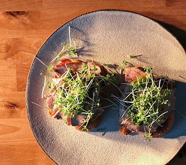 Podwędzane kacze piersi z domową musztardą i pesto z rzeżuchy Podwędzane kacze piersi z domową musztardą i pesto z rzeżuchy