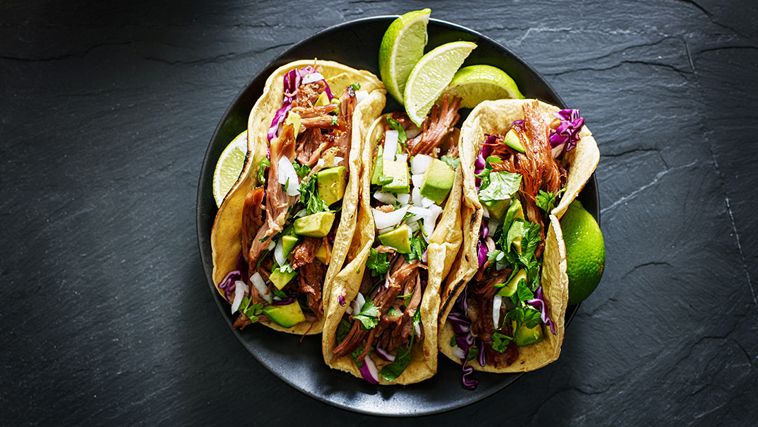 Tacos z szarpaną wieprzowiną i kolendrą – przepis Jakuba Kuronia Tacos z szarpaną wieprzowiną i kolendrą – przepis Jakuba Kuronia