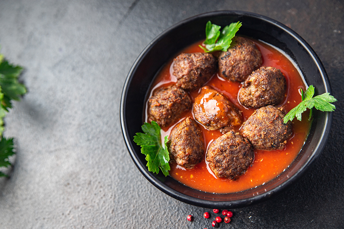 Grillowane pulpety drobiowe z sosem ajvar – przepis Gai Kuroń Grillowane pulpety drobiowe z sosem ajvar – przepis Gai Kuroń