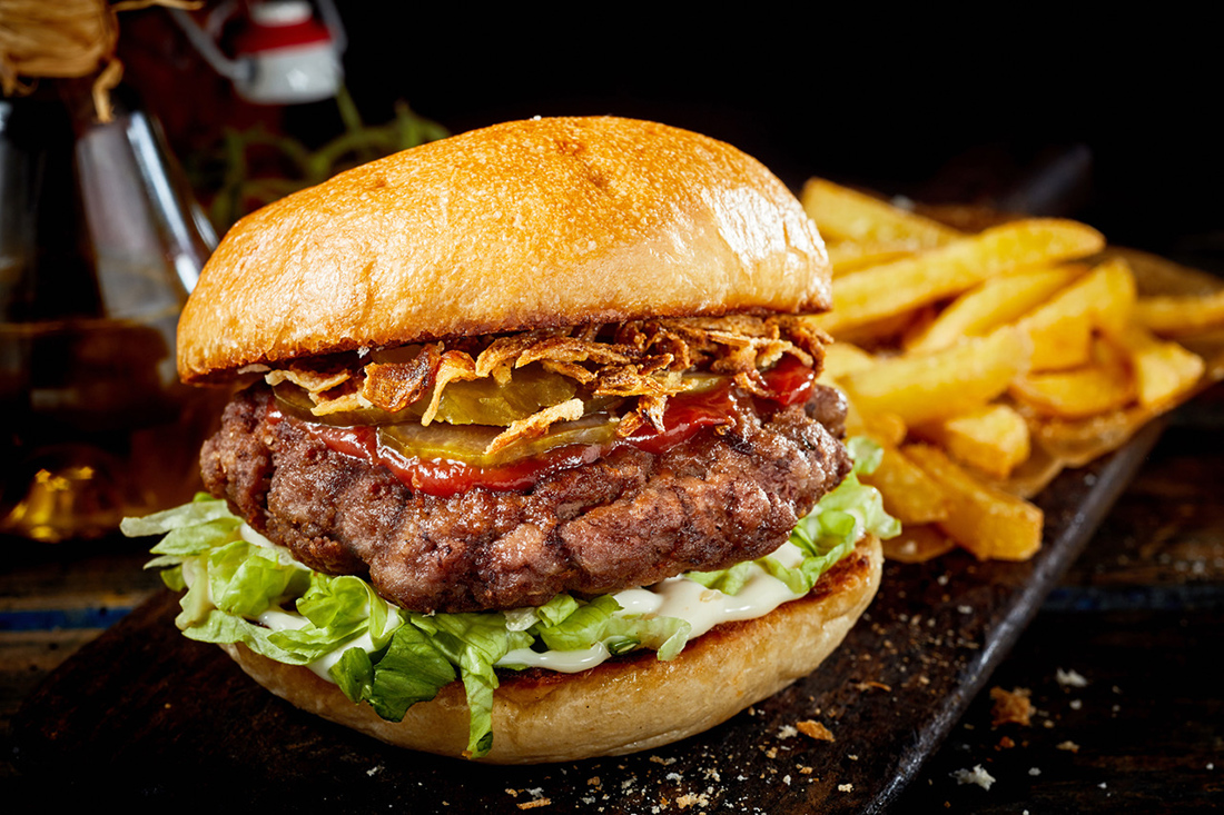 Pikantne burgery wieprzowe z rusztu – przepis Jakuba Kuronia Pikantne burgery wieprzowe z rusztu – przepis Jakuba Kuronia