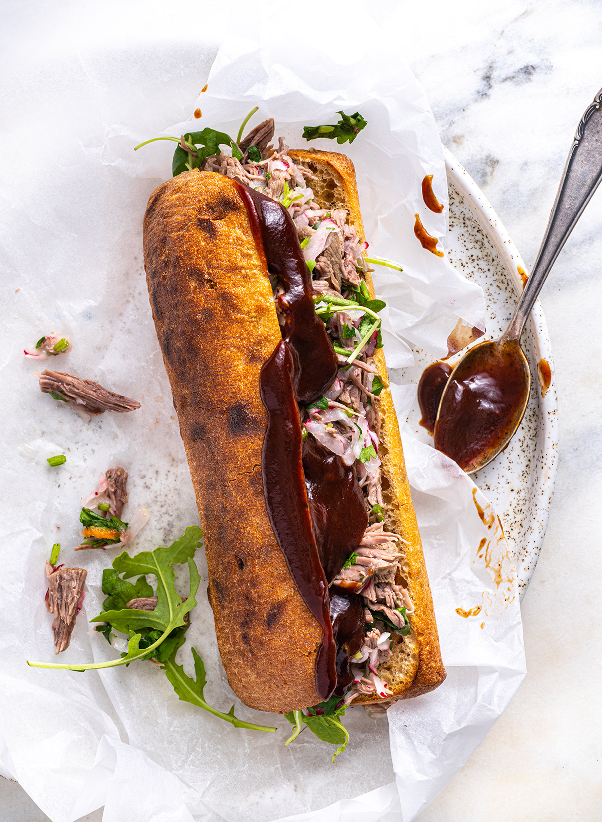 Kanapka z szarpaną wołowiną i sosem BBQ - przepis Grzegorza Zawieruchy Kanapka z szarpaną wołowiną i sosem BBQ - przepis Grzegorza Zawieruchy