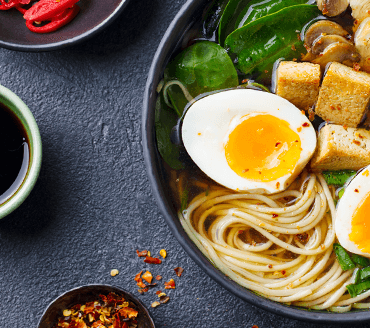 Japońska zupa ramen na wieprzowych żeberkach