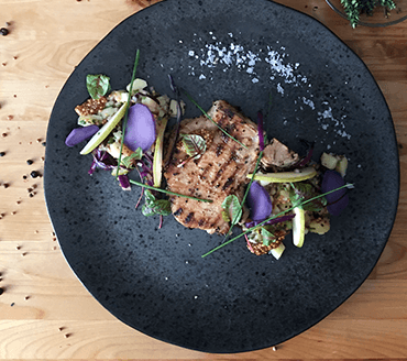 Grillowany schab z sałatką ziemniaczaną Grillowany schab z sałatką ziemniaczaną